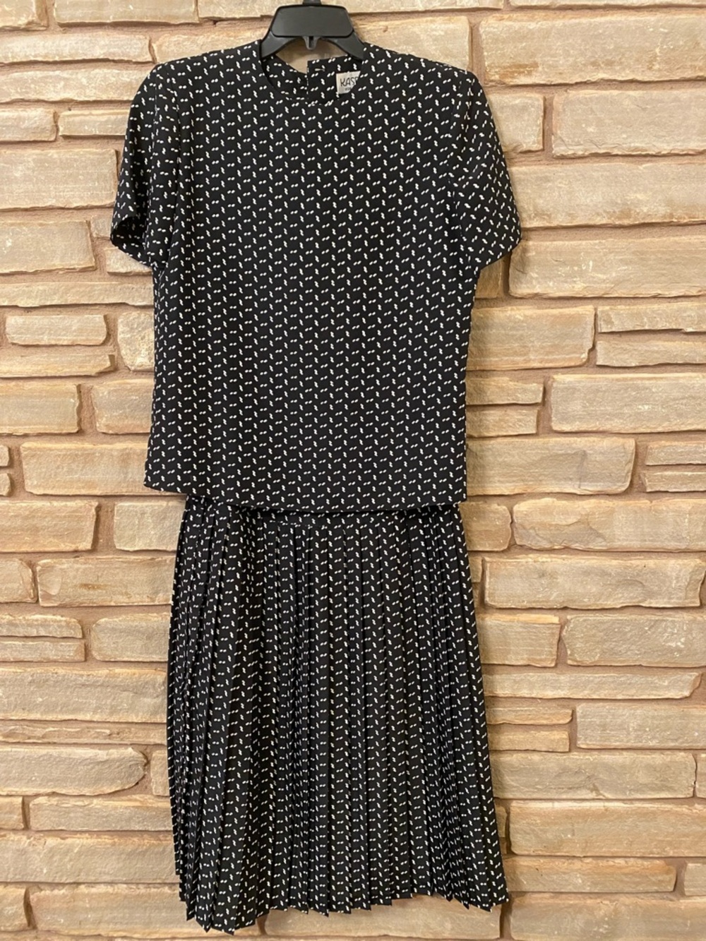 Kasper Black and white Top and Skirt pleated Set Size 8